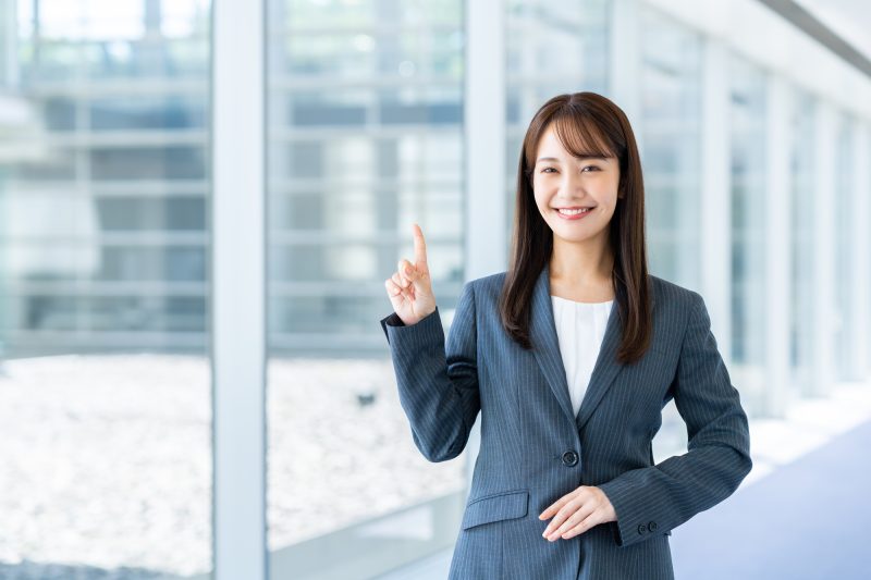 ビジネスウーマン/指差し/女性/オフィス