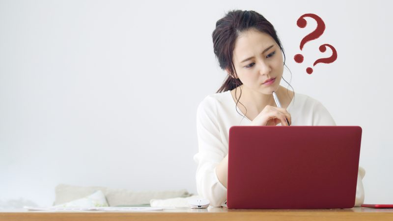 女性/パソコン/悩む/考える/はてな