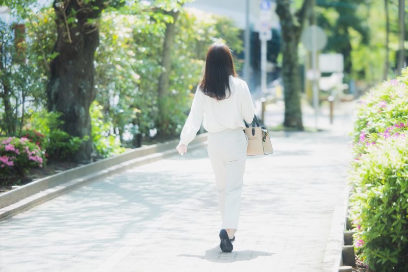 女性/歩く/新緑