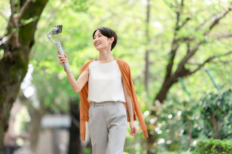 動画撮影/女性/散歩