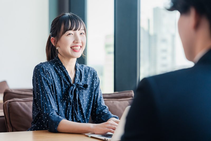 女性/笑顔/パソコン/会議/インタビュー