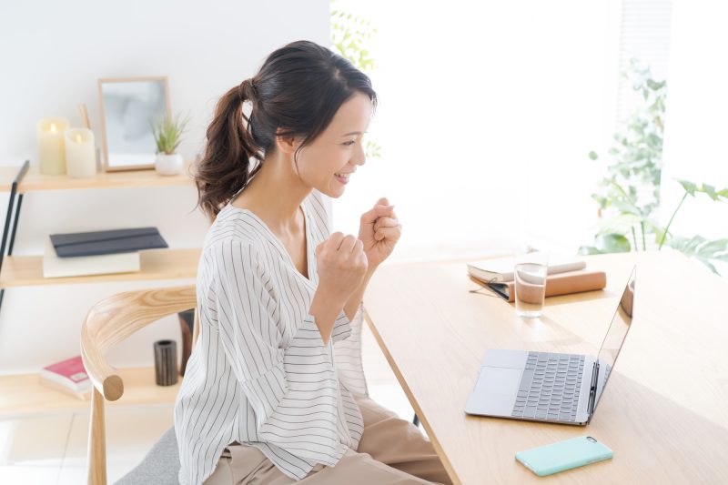 女性/在宅ワーク/ノートパソコン