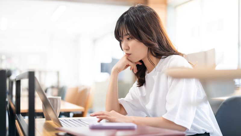 ノートパソコン/女性/考える