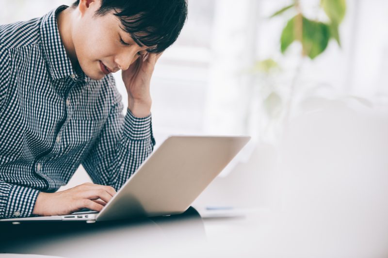 男性/ノートパソコン/困る/悩む