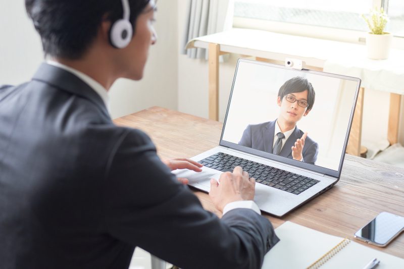 ビデオ通話/男性/ノートパソコン/Web会議/リモートワーク/テレワーク/オンライン