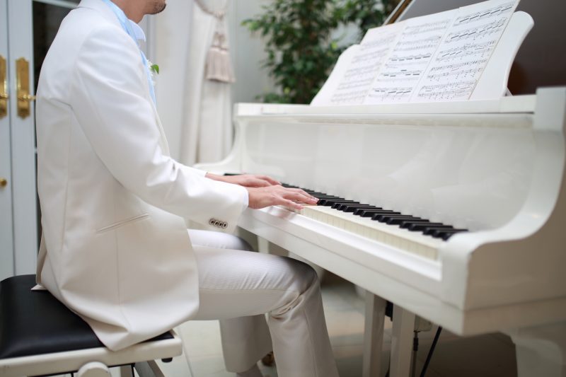 結婚式でのピアノのパフォーマンス