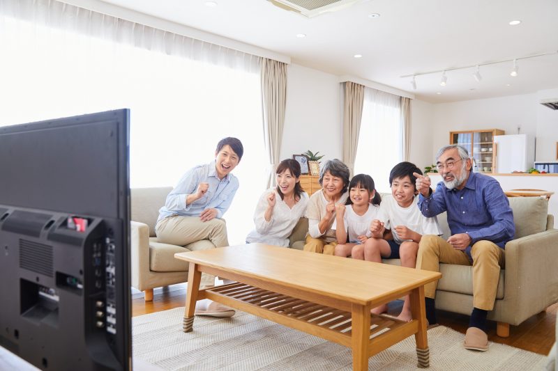 家族でテレビを見ている
