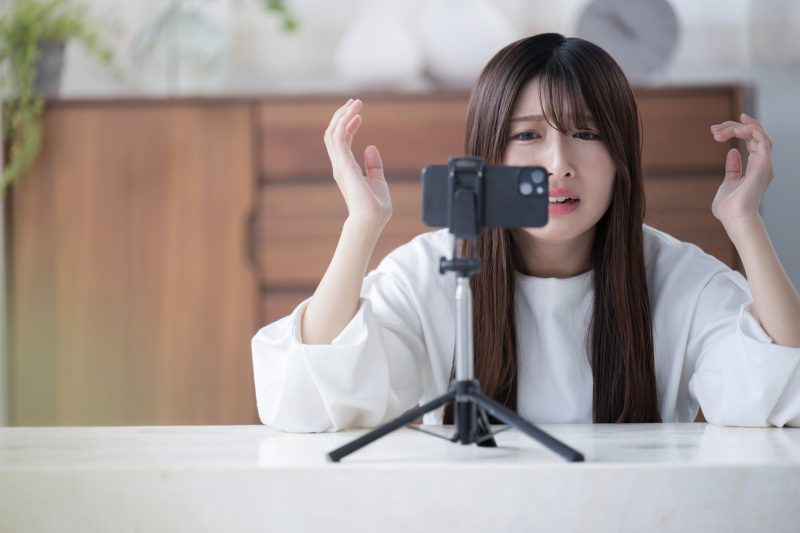動画配信/YouTube/女性/スマホ/カメラ