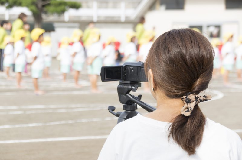 運動会/体育祭/撮影/カメラ/ビデオカメラ/母親