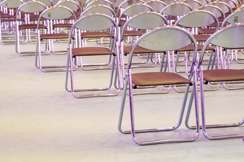 体育館/パイプ椅子