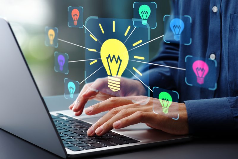 パソコン/ビジネス/ひらめき/アイデア/インスピレーション