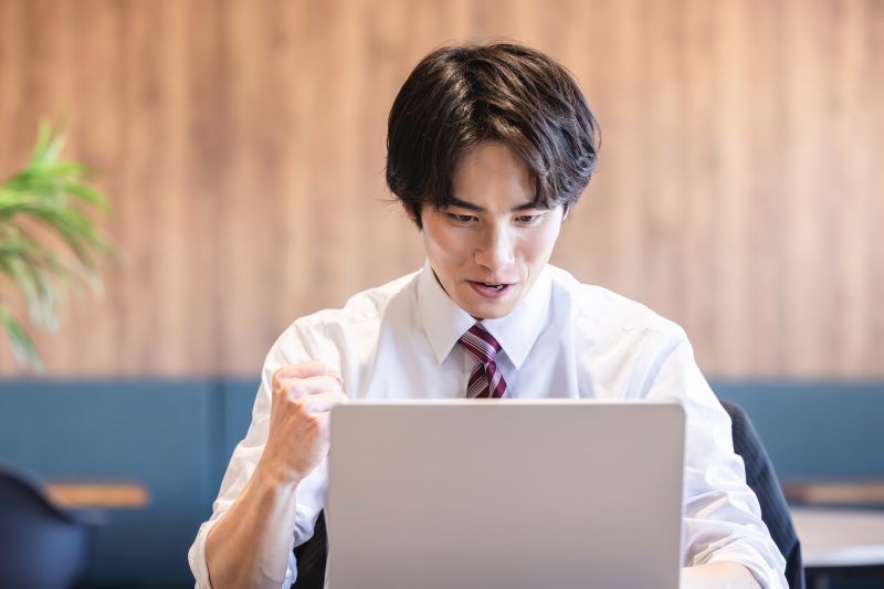 男性/ノートパソコン/ガッツポーズ/喜び