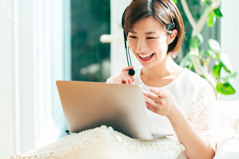 女性/笑顔/在宅/オンライン/ノートパソコン