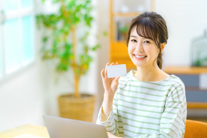 女性/笑顔/クレジットカード