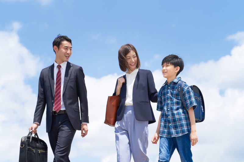 家族/青空/笑顔/歩く