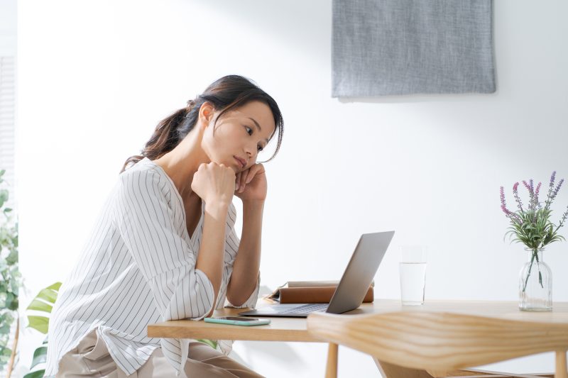 ノートパソコン/女性/主婦/考える