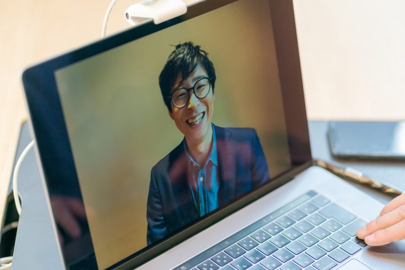 インタビュー動画/パソコン
